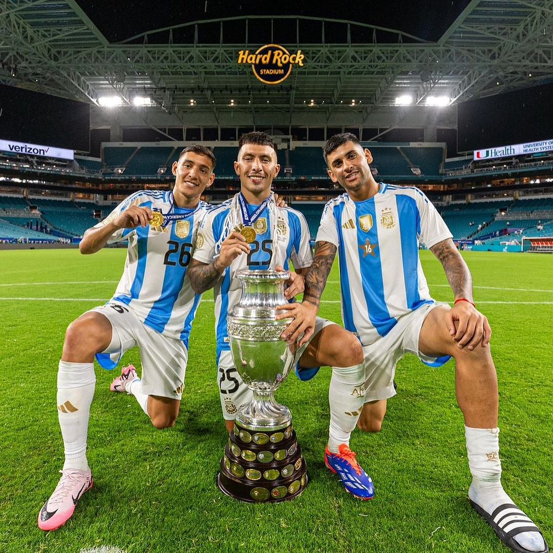 El post del cordobés para sus dos amigos de la Selección Argentina, el 20 de julio.