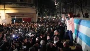 Cristina Kirchner habló a los militantes desde su vivienda en Recoleta.