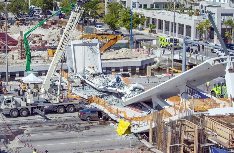 Así construyeron el puente que se desplomó en Miami. Foto: EFE.