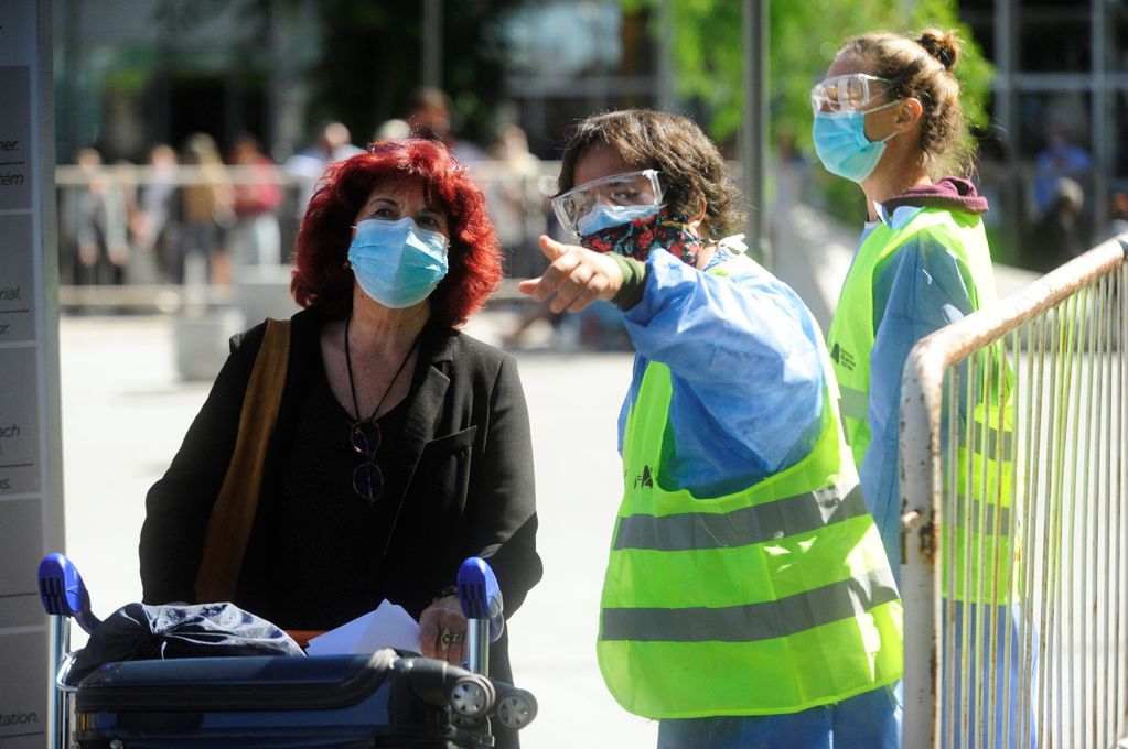 Pasajeros del último vuelo autorizado procedente del Reino Unido arriban al aeropuerto internacional de Ezeiza. (Clarín)