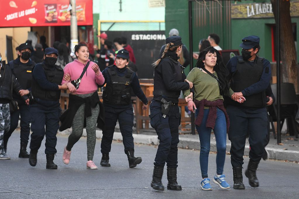 En San Martín, familiares y amigos de Agostina Trigo marcharon por las calles del centro para pedir Justicia.
Agustina fué encontrada sin vida en un galpón abandonado en el distrito Buen Orden de San Martín.
Un grupo de Manifestantes, rompió vidrios en el Ministerio Público Fiscal, ubicado en la esquina de 25 de Mayo y Arjonilla, donde tuvo que actuar la policía.
Foto: José Gutiérrez/ Los Andes