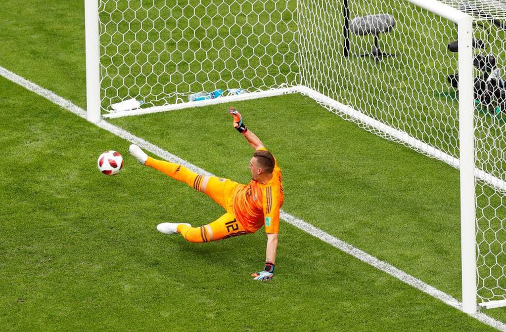 Kazan (Russian Federation), 30/06/2018.- Argentina's goalkeeper Franco Armani concedes France's 1-0 lead from the penalty spot during the FIFA World Cup 2018 round of 16 soccer match between France and Argentina in Kazan, Russia, 30 June 2018.

(RESTRICTIONS APPLY: Editorial Use Only, not used in association with any commercial entity - Images must not be used in any form of alert service or push service of any kind including via mobile alert services, downloads to mobile devices or MMS messaging - Images must appear as still images and must not emulate match action video footage - No alteration is made to, and no text or image is superimposed over, any published image which: (a) intentionally obscures or removes a sponsor identification image; or (b) adds or overlays the commercial identification of any third party which is not officially associated with the FIFA World Cup) (Mundial de Fútbol, Rusia, Francia) EFE/EPA/ROBERT GHEMENT EDITORIAL USE ONLY