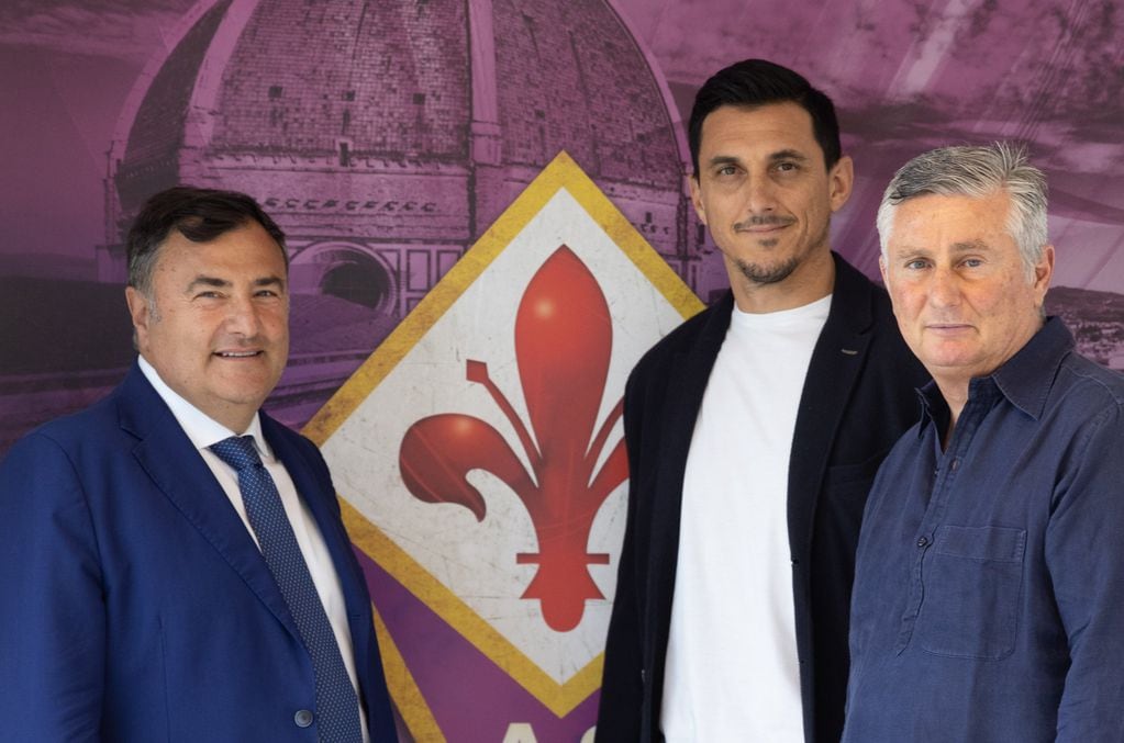 El ex futbolista cordobés Nicolás Burdisso junto a los directivos de Fiorentina. (Prensa Fiorentina).