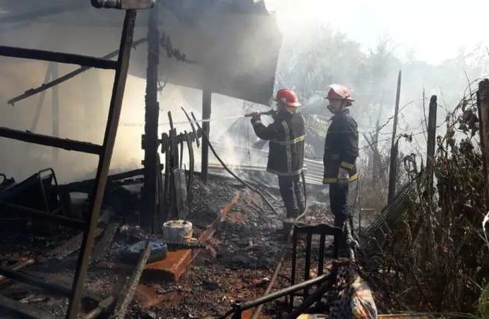 Se incendió por completo la casa de una familia en Oberá