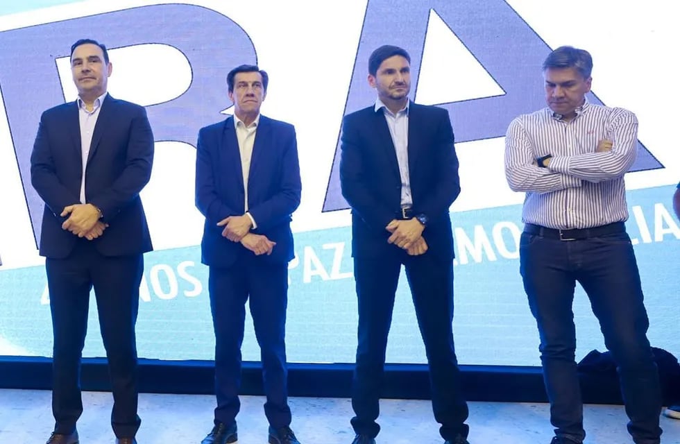 Gustavo Valdés, Carlos Sadir, Maximiliano Pullaro y Leandro Zdero acompañaron al presidente partidario Gerardo Morales en la presentación de la campaña en homenaje a Raúl Alfonsín.