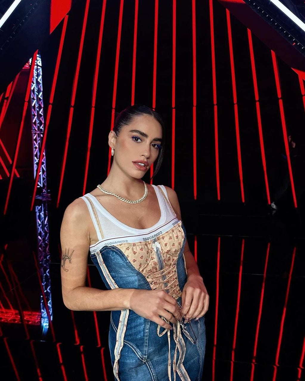 Corset y denim: Lali brilló con un look noventero en Factor X de España
