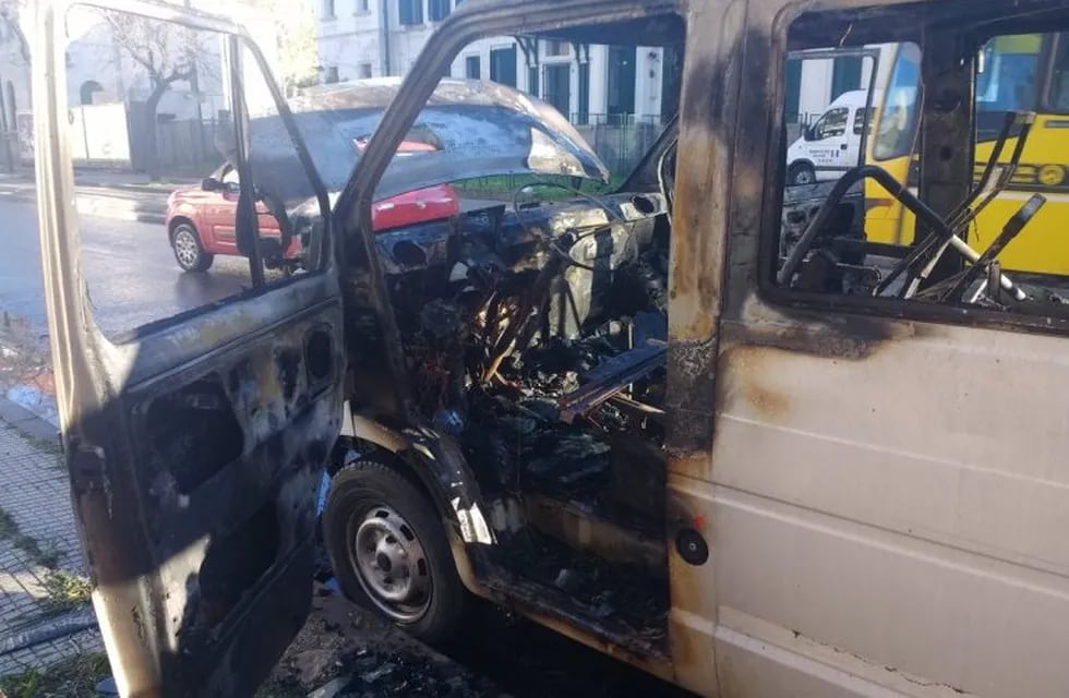 Se incendió una Renault Trafic en Santa Fe y Riccheri. (@belitaonline)
