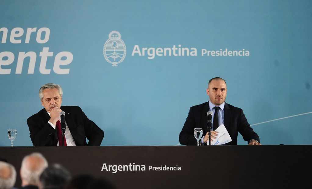 Alberto Fernández y Martín Guzmán durante la presentación del proyecto. 