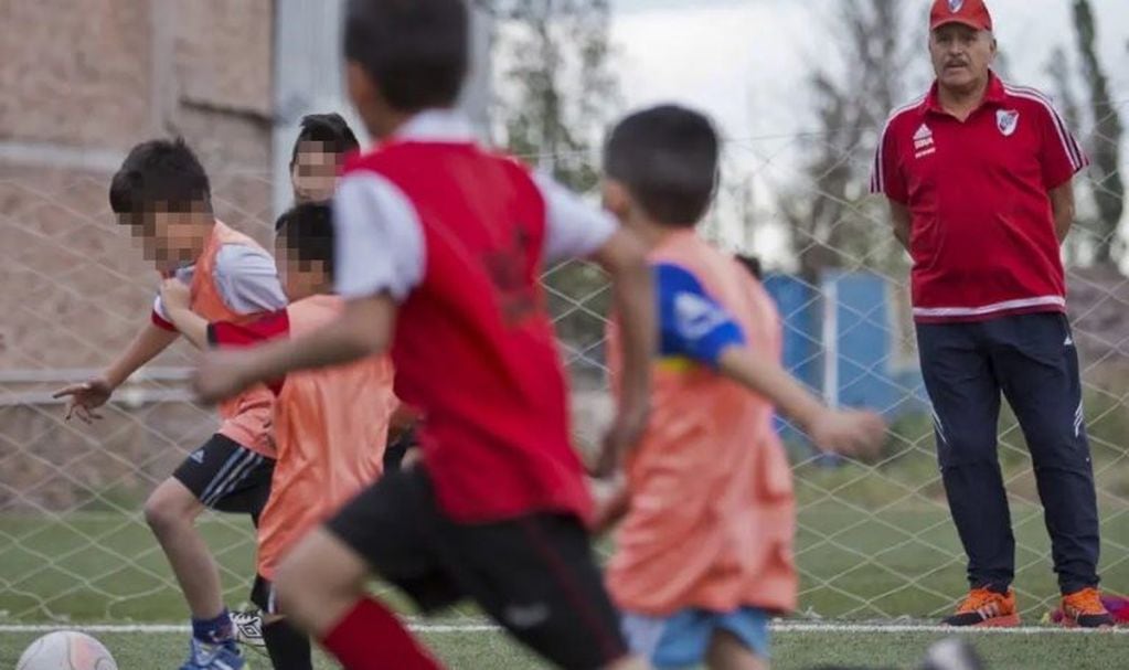 Leopoldo Jacinto Luque junto a los futuros talentos para River Plate.