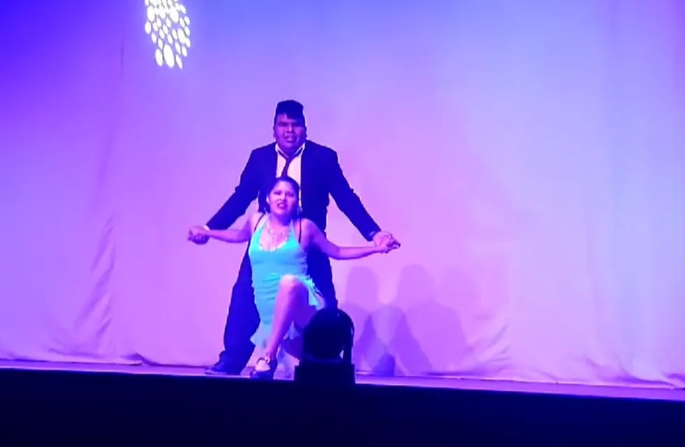 José Colque bailando tango con su compañera Gisel Ramírez.