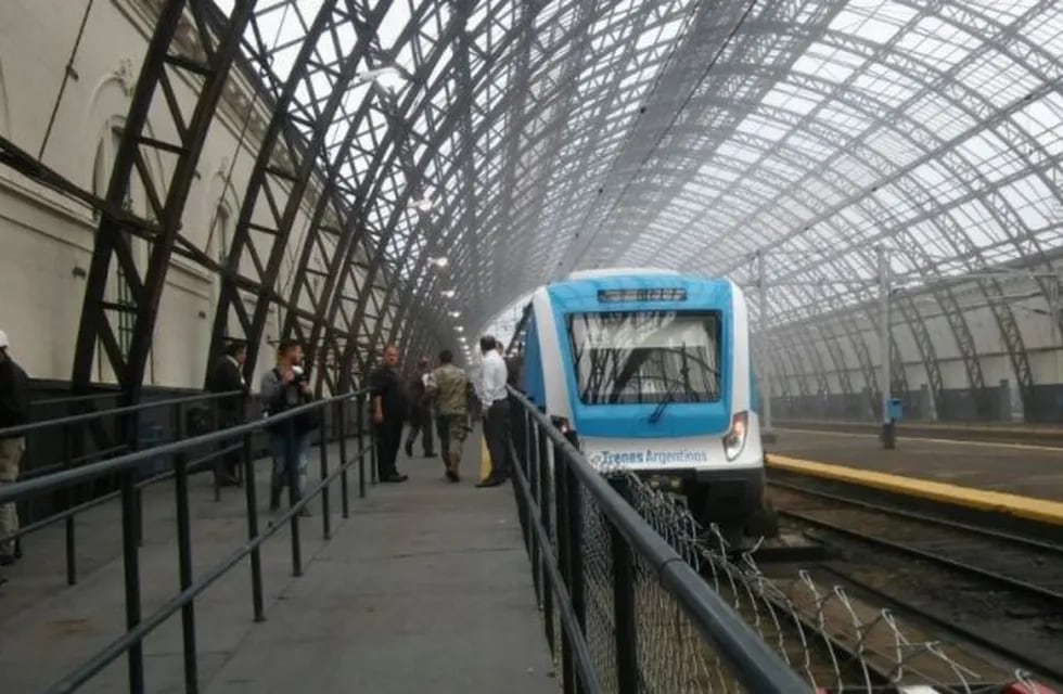 El tren Roca eléctrico volvió a unir, luego de dos años, La Plata con Constitución.