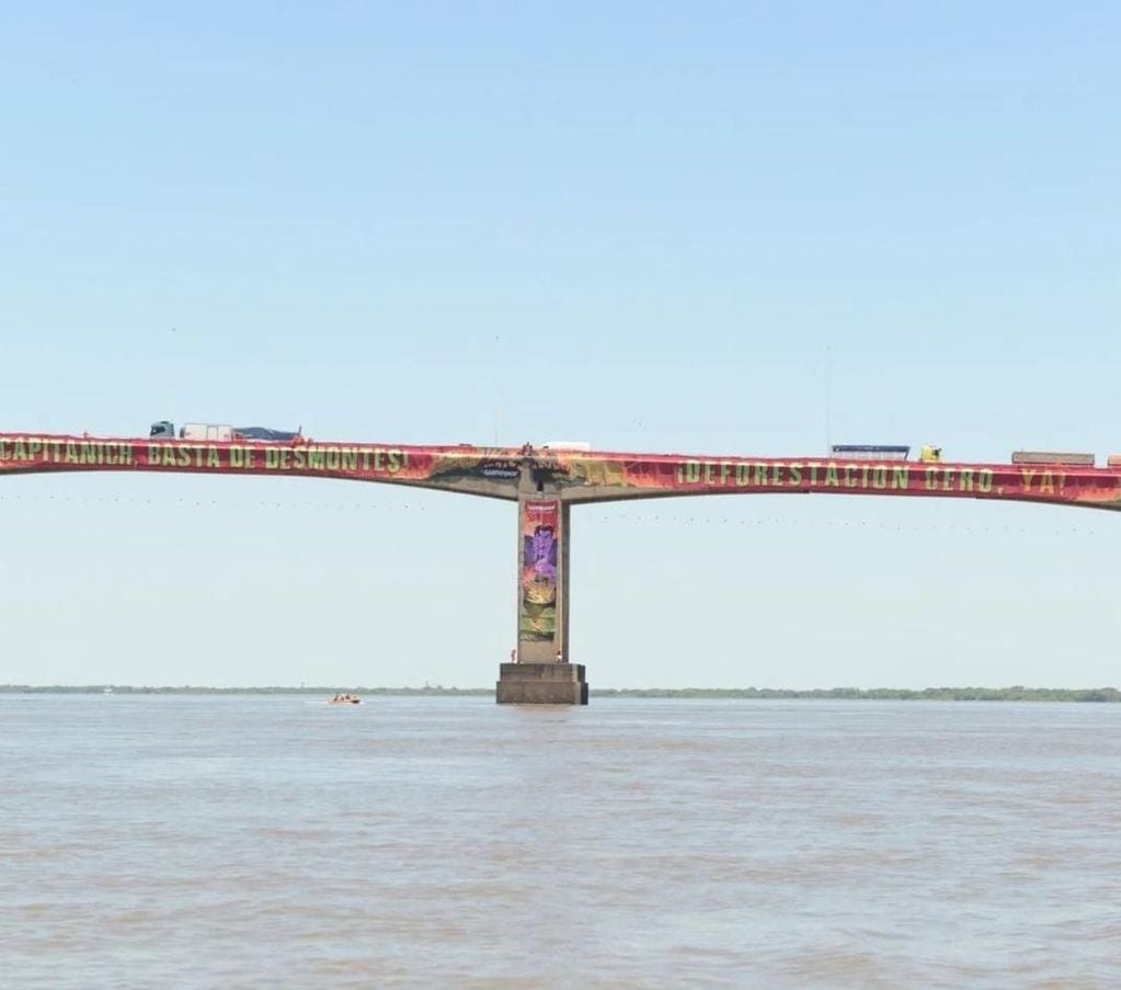Activistas de Greenpeace protestaron en el puente Chaco-Corrientes.