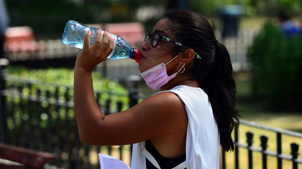 Ola de calor en la ciudad, altas temperaturas.  Una joven bebe agua para combatir el calor. (Nicolás Bravo)