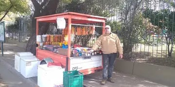 Sergio es kiosquero frente al Parque Sarmiento.
