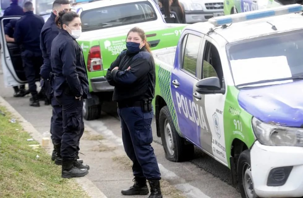 Efectivos de la Policía Bonaerense pasaron la noche en el Puente 12 para reclamar por mejores condiciones laborales. (Clarín)