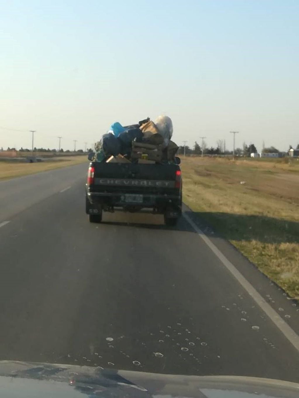 Clemente Borletto y vecinos juntan la basura tirada al costado de la ruta