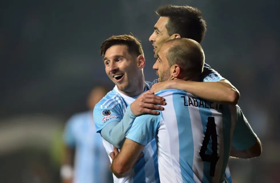 Argentina's midfielder Javier Pastore (C) celebrates with teammates Lionel Messi and Pablo Zabaleta after scoring against Paraguay during their Copa America semifinal football match in Concepcion, Chile on June 30, 2015.   AFP PHOTO / YURI CORTEZ\r\n concepcion chile Javier Pastore Pablo Zabaleta futbol torneo copa america 2015 semifinal futbol futbolistas partido seleccion argentina vs. paraguay