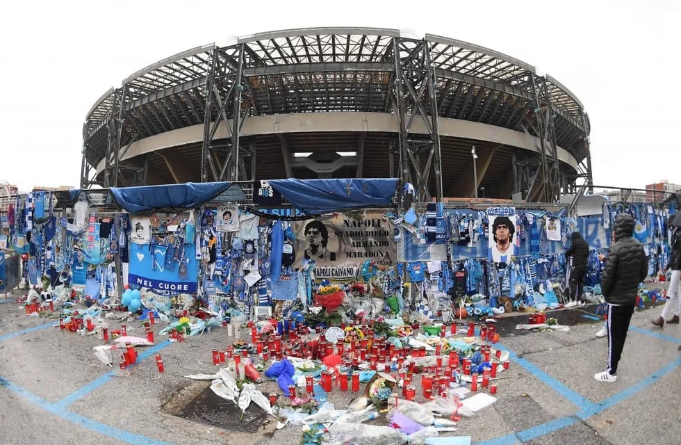 Santuario. Las afueras del estadio napolitano explican por qué desde ahora se llamará "Diego Armando Maradona". / gentileza