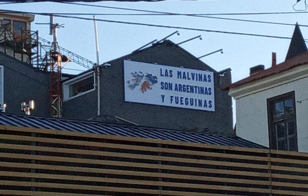 En un edificio céntrico de Ushuaia se exhibe la silueta de Malvinas representadas por la bandera nacional y de la bandera provincial.