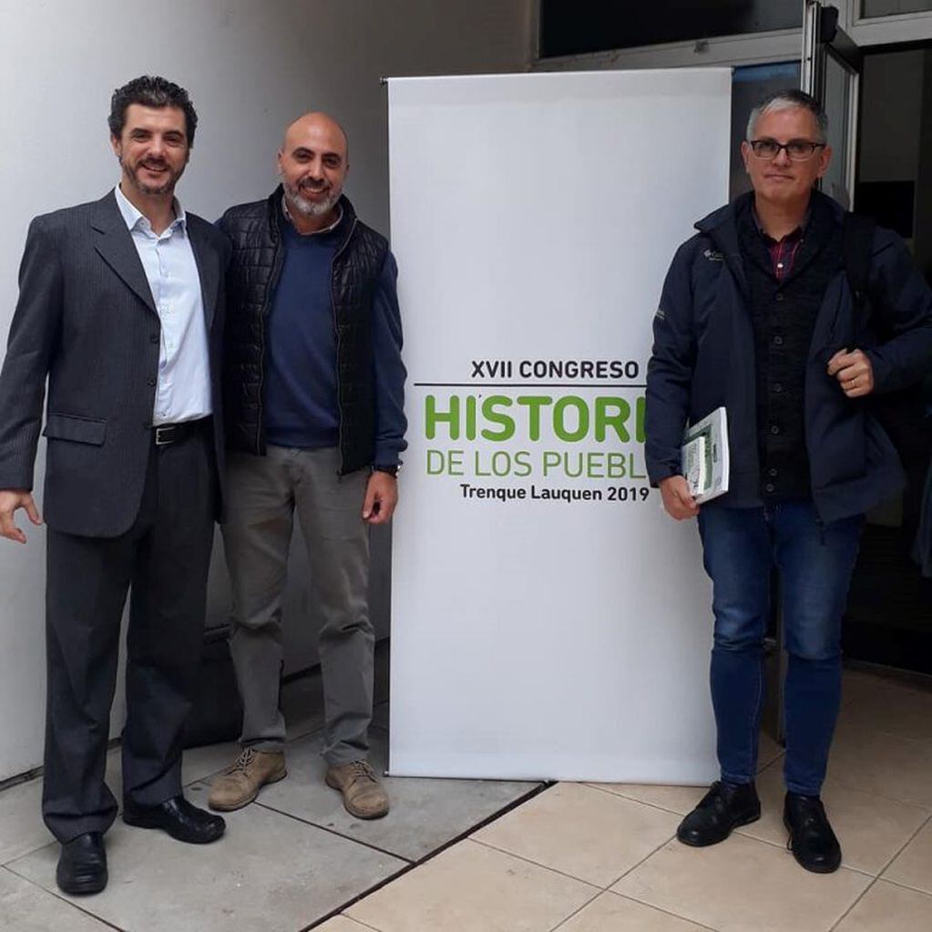 Luciano Izarra, Gustavo Chalier y el director del Archivo Histórico de la Provincia, Guillermo Ruíz.