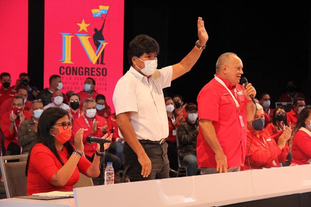 Evo Morales saluda en el Congreso del PSUV presentado por el dirigente Diosdado Cabello, sobre quien pesa un pedido de captura internacional por el que, de llegar a Jujuy, sería inmediatamente capturado a pedido de la Justicia norteamericana.