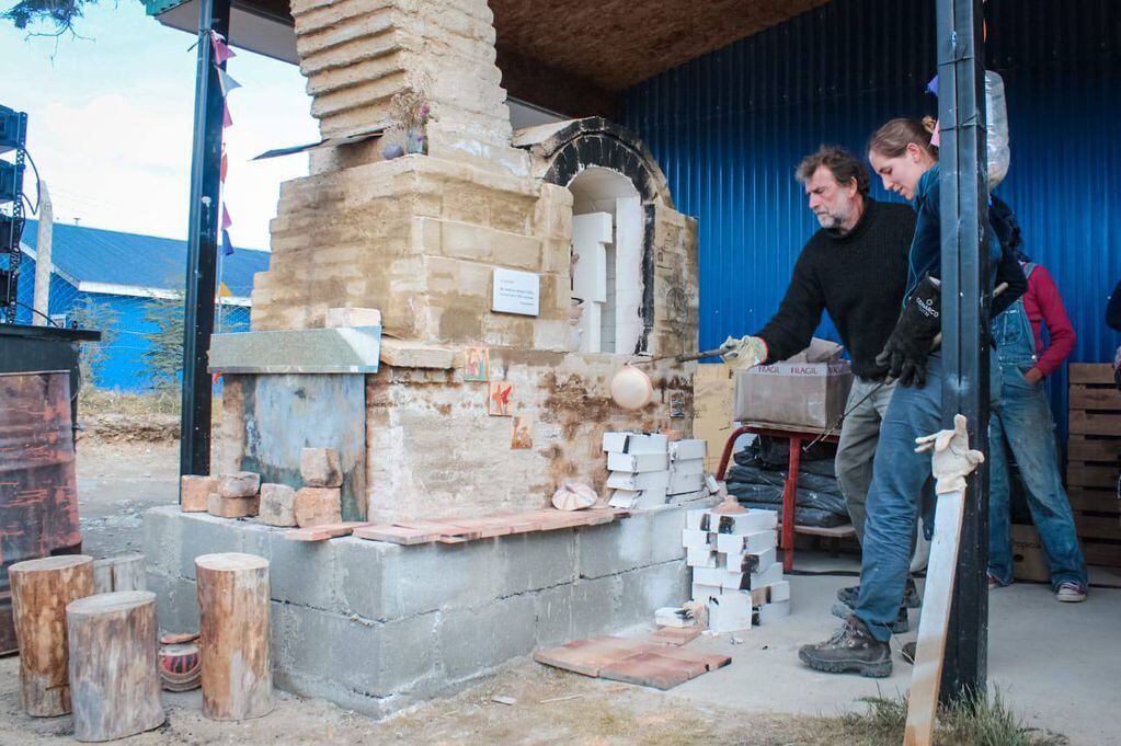 Los ceramistas hicieron un horno que quedó en el Centro Comunitario para el uso de quienes realicen futuras obras.