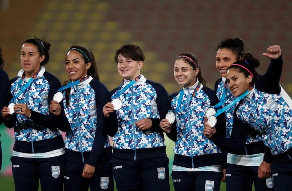 Yamila Rodríguez junto a sus compañeras luego de ganar la medalla de plata en fútbol femenino en los Juegos Panamericanos de Lima 2019. (REUTERS/Susana Vera)