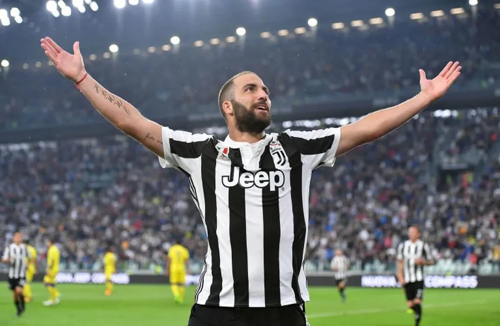 Turin (Italy), 09/09/2017.- Juventus's forward Gonzalo Higuain celebrates after scoring during the Italian Serie A Soccer match between Juventus FC and AC Chievo Verona at Allianz Stadium in Turin, Italy, 09 September 2017. (Italia) EFE/EPA/ALESSANDRO DI MARCO