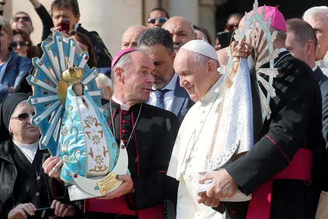 El papa Francisco junto a la Virgen de Luján