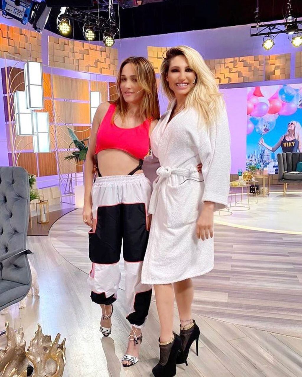 Verónica Lozano le pidió la ropa que llevaba puesta a Vicky Xipolitakis y ella se fue de la entrevista en bata  (Foto: Instagram/ @victoriaxipolitakisok)