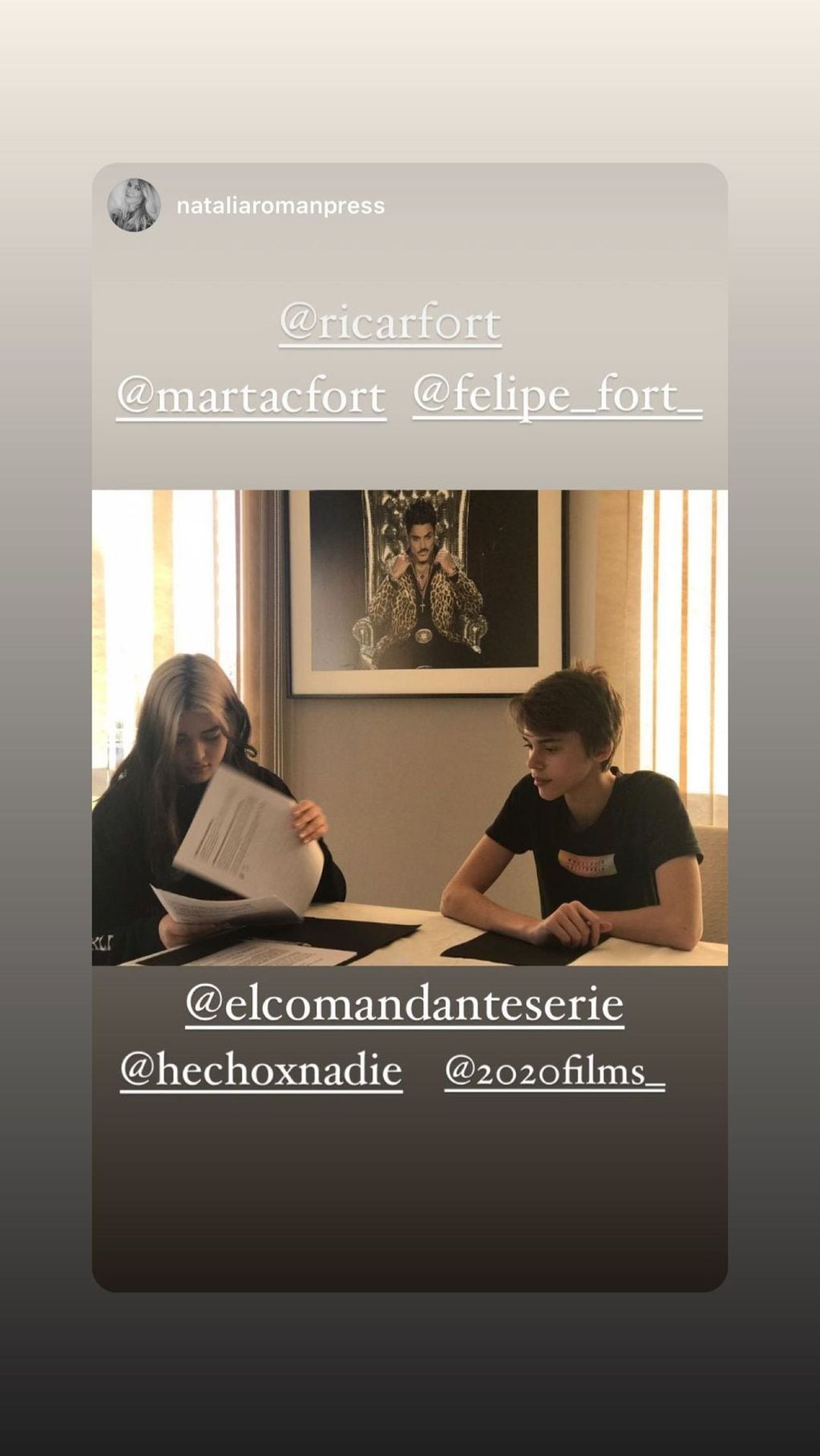 Martita Fort firmó los derechos de autor para "El Comandante" y mostró el emotivo momento en su cuenta de Instagram.