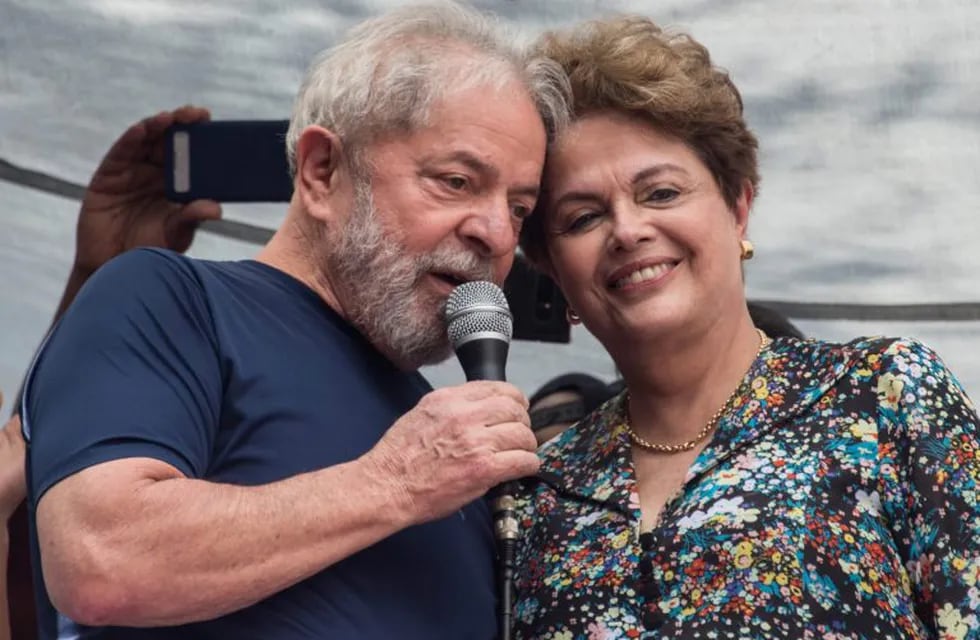 Brazilian ex-president (2003-2011) Luiz Inacio Lula da Silva (L) speaks next to Brazilian former president (2011-2016) Dilma Rousseff during a Catholic mass in memory of Lula's late wife Marisa Leticia, at the metalworkers' union building in Sao Bernardo do Campo, in metropolitan Sao Paulo, Brazil, on April 7, 2018.\r\nBrazil's election frontrunner and controversial leftist icon said Saturday that he will comply with an arrest warrant to start a 12-year sentence for corruption. \