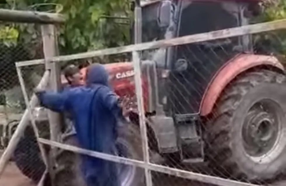 El dueño de una finca en Maipú atropelló a un joven con su tractor /Imagen de video.