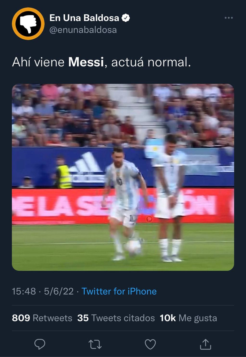 La cuenta @enunabalsoda se hizo eco de la foto viral de Lionel Messi y Rodrigo De Paul.