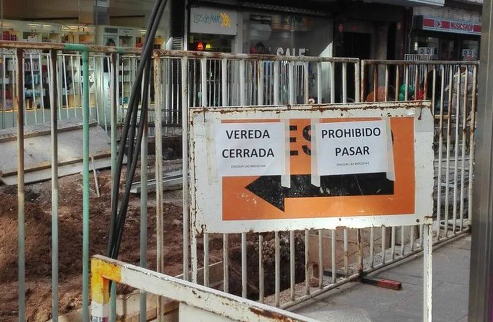 Vallado para obras de remodelación en el cruce de Sarmiento y peatonal Córdoba en Rosario.