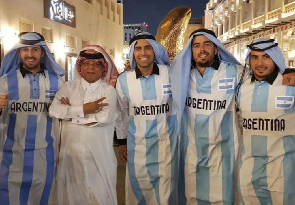 Los españoles, el santiagueño y el periodista de TyC Sports vestidos con los thawbs argentinos.