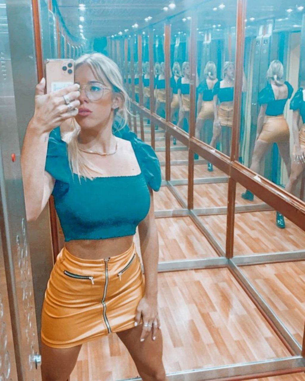 Nati Jota se sacó una selfie en el ascensor y un peculiar detalle se robó las miradas. (Instagram/@natijota)