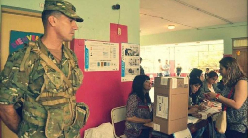 Habilitados. Los efectivos de las fuerzas de seguridad que presten servicio para el Comando General Electoral podrán votar. (Twitter @Argendef)