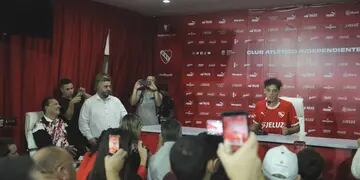 Santi Maratea, colecta para Independiente. (Clarín)