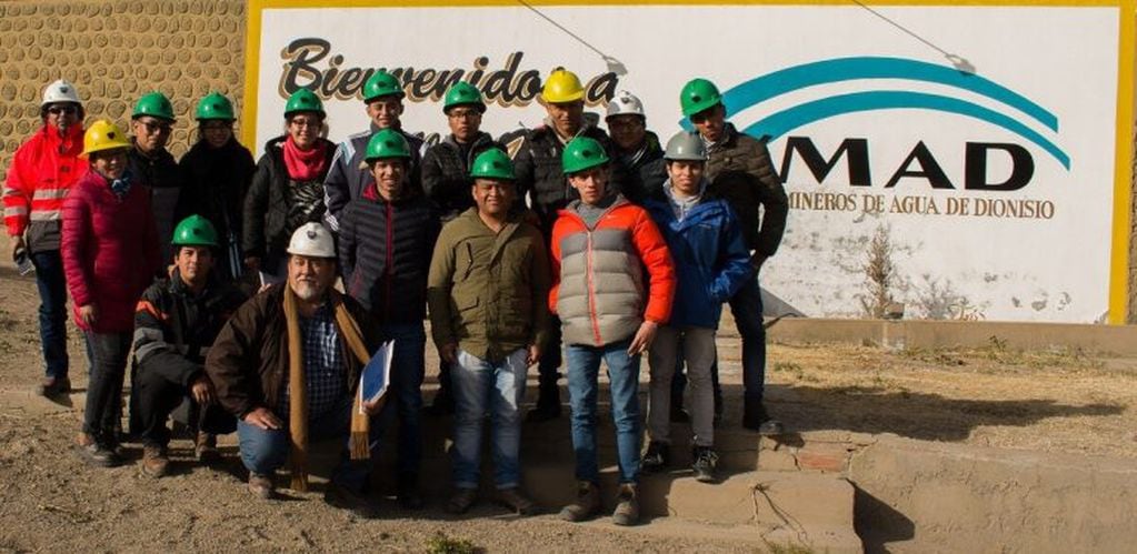 El ingeniero Víctor Burgos, docente de la cátedra "Procesamiento de Minerales III" de la Facultad de Ingeniería de la UNJu, con sus alumnos en Farallón Negro.