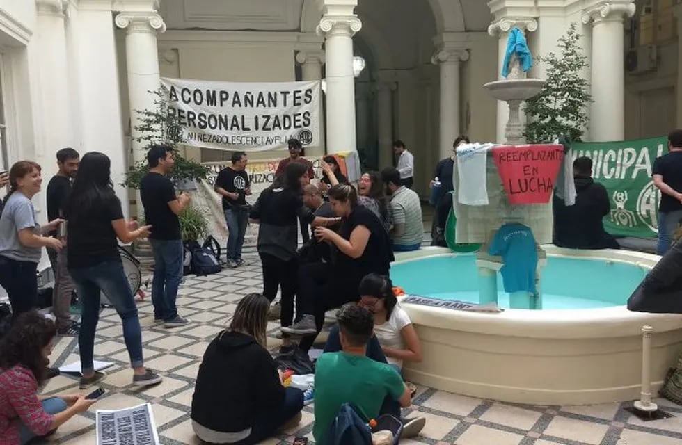 Trabajadores nucleados en ATE Rosario decidieron seguir con la vigilia tras el acampe dentro de la Municipalidad. (@aterosario)
