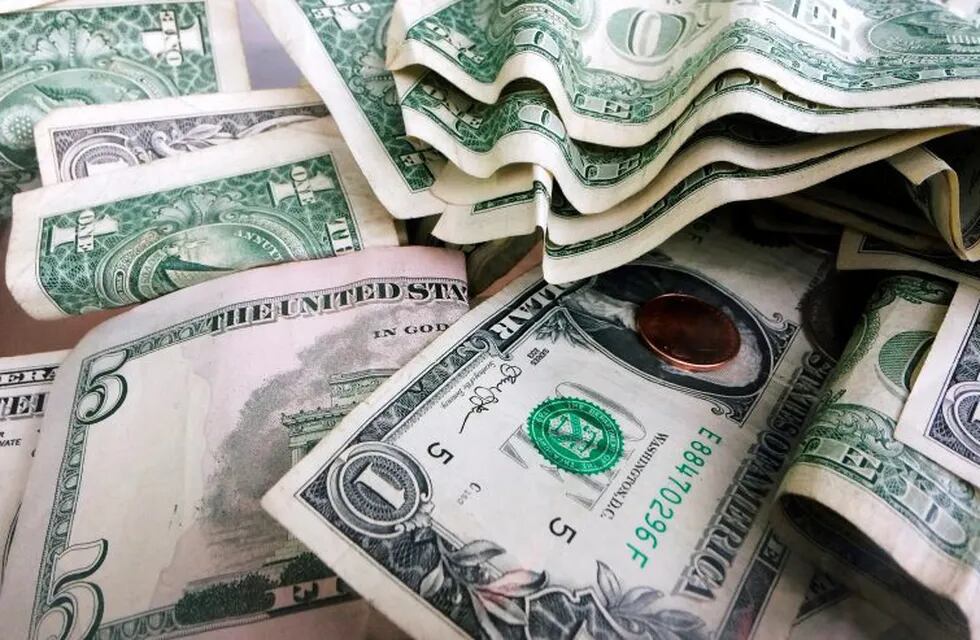 El dólar subió por primera vez en el año y cortó una racha de seis jornadas en baja (AP).