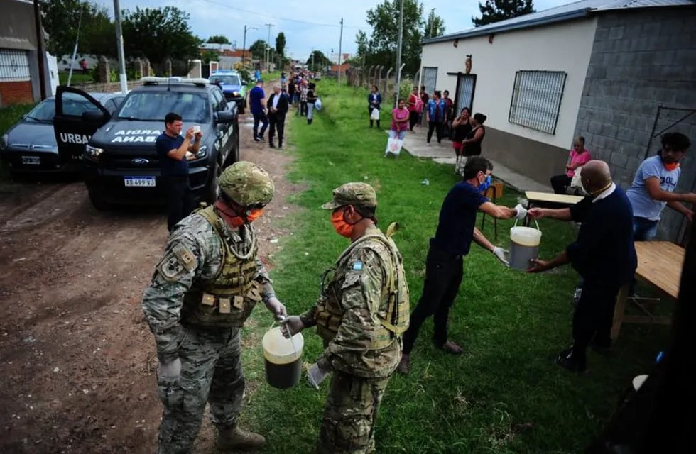 El Ejército Argentino distribuye alimentos en La Matanza.  (Clarín)