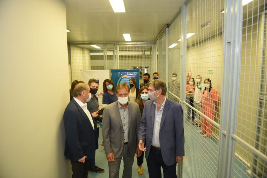 Rodolfo Suárez junto a la ministra de Salud Anda Nadar y el intendente Emir Félix recorrieron las instalaciones del segundo laboratorio Covid en San Rafael. 