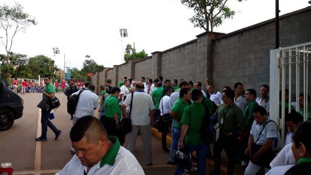 Manifestantes impiden la salida de colectivos en Posadas. (Foto: Primera Edición)