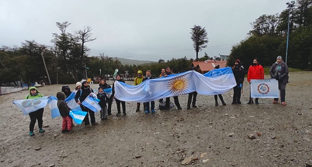 Momento de entonar las estrofas del Himno Nacional Argentino y la Marcha de Malvinas - día domingo.
