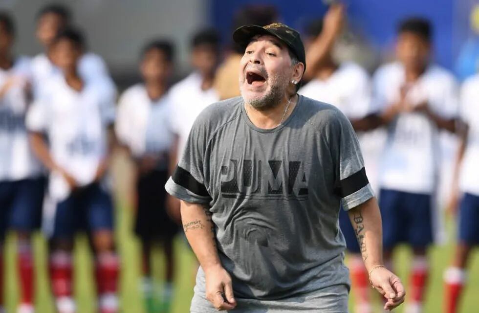 Diego Maradona se fue de boca con Donald Trump \ny le negaron la visa estadounidense. / AFP PHOTO / Dibyangshu SARKAR