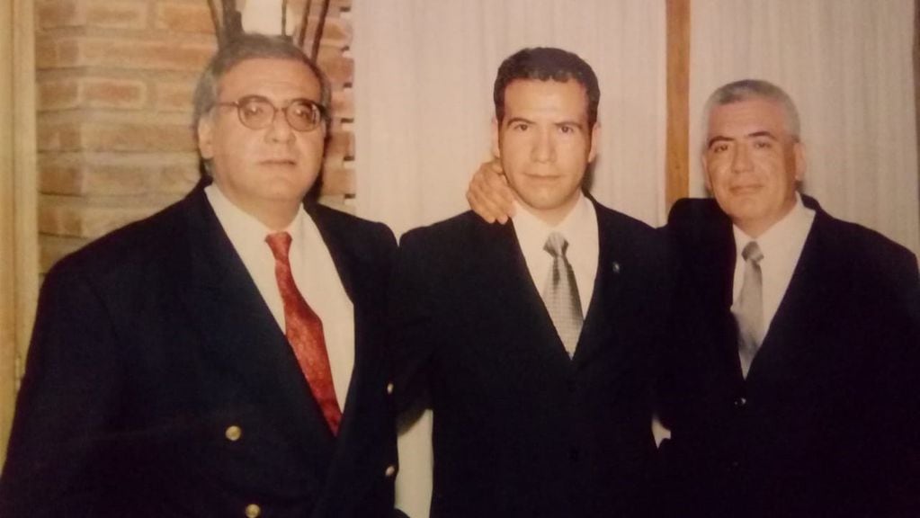 Domingo (la víctima), junto a sus hermanos Raúl y José Miguel Burela. Foto: Los Andes.