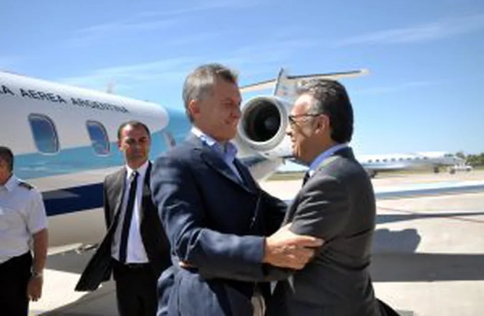 Cornejo y Macri en la reapertura del aeropuerto.