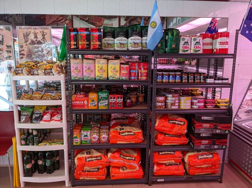 El comercio cuenta con varios productos argentinos.